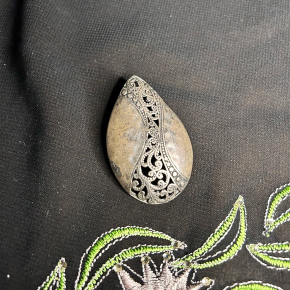 PREMIER DESIGNS Pretty Pewter brooch with delicate swirls. - Picture 2 of 5